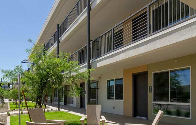 Outdoor Lounge Area at Streamliner 16th Apartments in Phoenix