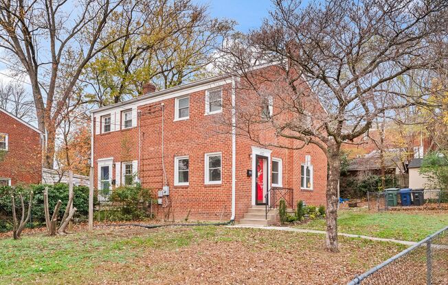Bright 2BR/2BA Home with Private Backyard in Alexandria