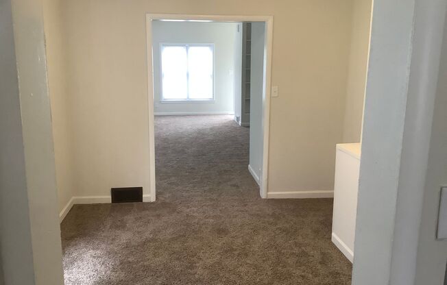 4 beds, 1 bath, $1,295, Unit 214 E Crawford