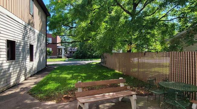 2 beds, 1 bath, 1,100 sqft, $1,300