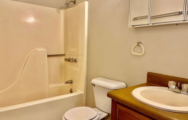 2 beds, 1.5 baths, $995, Unit 601 Lee Ave #4