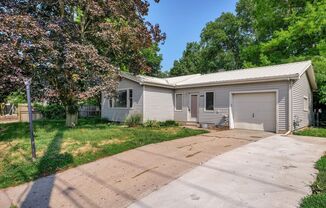 2 BED / 1 BATH HOUSE IN CENTRAL CHAMPAIGN WITH BEAUTIFUL SUNROOM