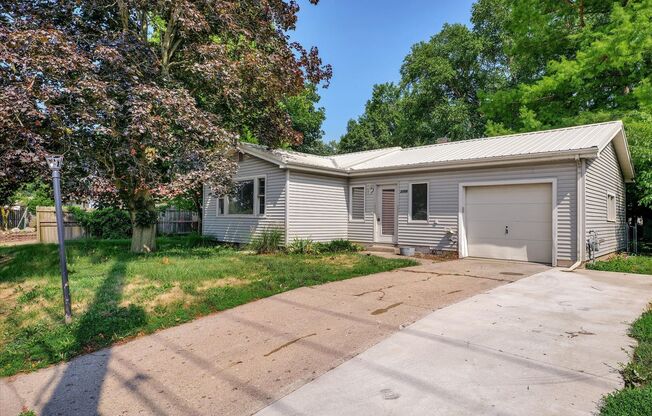 2 BED / 1 BATH HOUSE IN CENTRAL CHAMPAIGN W/ BEAUTIFUL SUNROOM