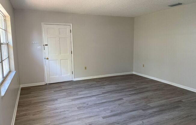 Spacious 2BR/1BA Duplex in Prime Lakeland Location – $1,300/month