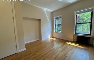 429 E 9 ST