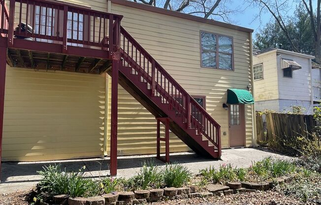 Private Basement Studio Apartment in Kirkwood.