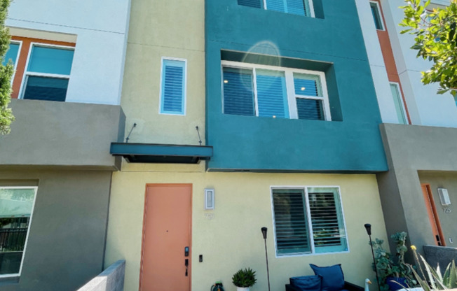 721 SHORELINE RD