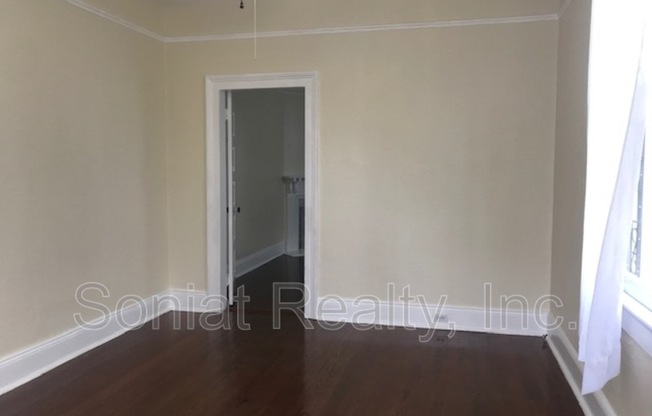 2 beds, 1 bath, 800 sqft, $1,300