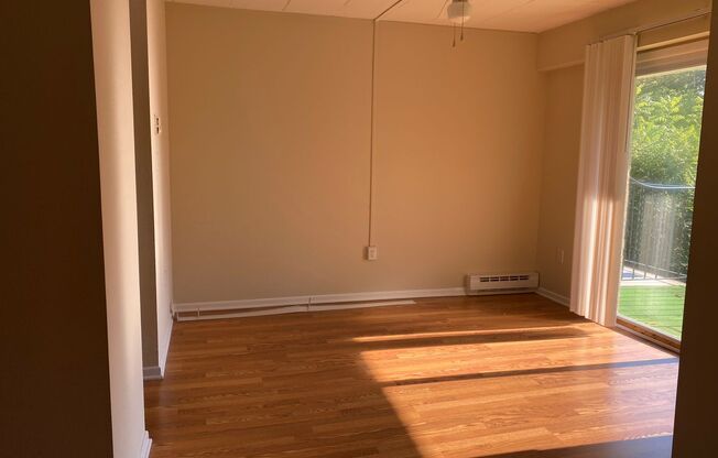 2 beds, 1 bath, $1,625, Unit C04