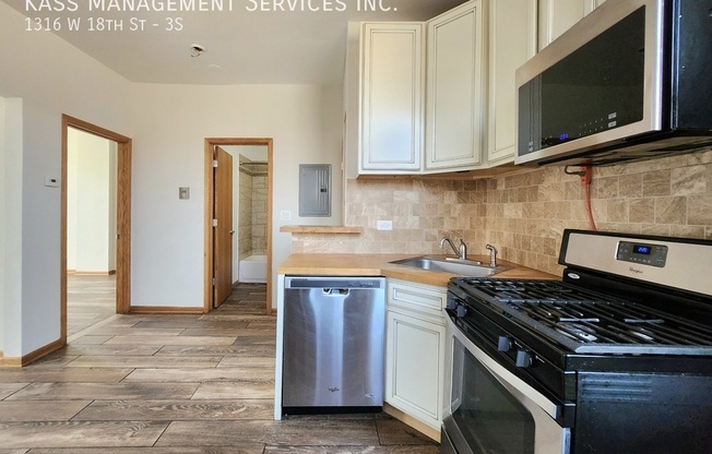1316 W 18 ST