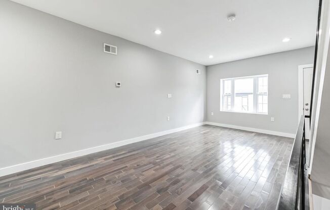 Excellent Port Richmond 3BR with Finished Basement & Patio
