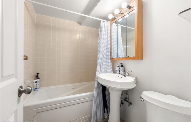 1 bed, 1.5 baths, 750 sqft, $3,200, Unit 303