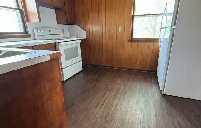 2 beds, 1 bath, $800, Unit # 2