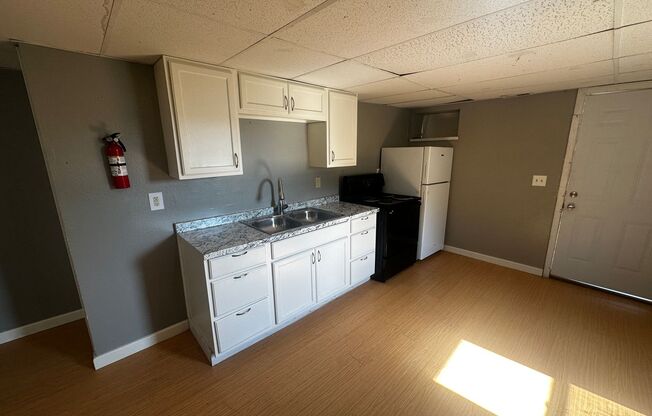 1 bed, 1 bath, $750, Unit 1103 1/2 S 14th St.