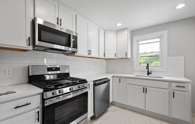 Stunning 2 bedroom home in Ambridge available July 1!