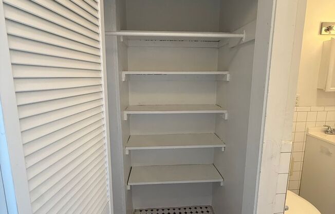 Studio, 1 bath, 295 sqft, $835, Unit Old King Edward 351