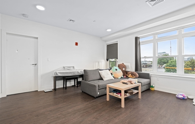 2 beds, 2 baths, 1,009 sqft, $4,100, Unit 301
