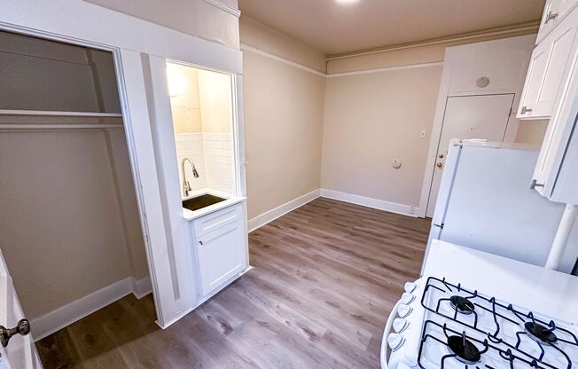 Studio, 1 bath, 180 sqft, $999