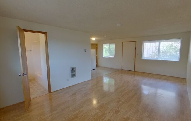 2 beds, 1 bath, $1,200, Unit 5