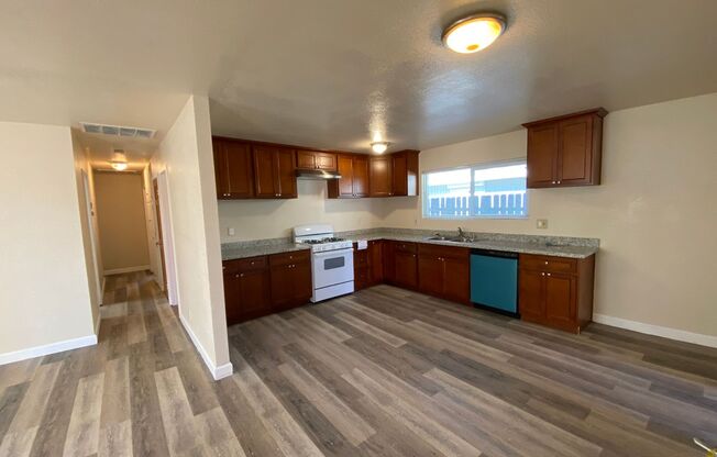 Renovated 3 Bed Home with a New Kitchen, Paint & Laminate Flooring!