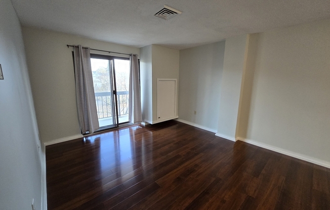 2 beds, 2 baths, 876 sqft, $2,400, Unit 221