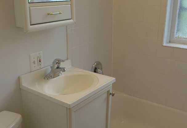 Studio, 1 bath, 300 sqft, $1,395, Unit 306