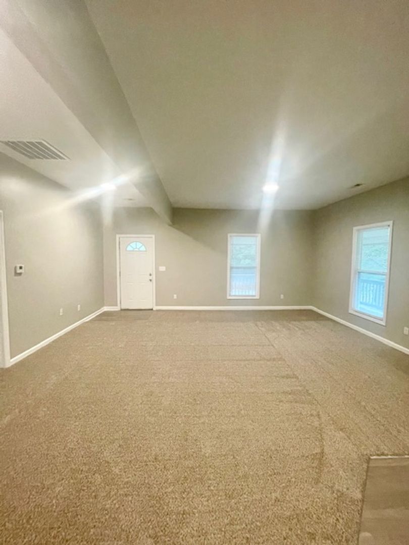 Must view this Adorable 3 bedroom 1 bath home . Located in Thomas Hoskins