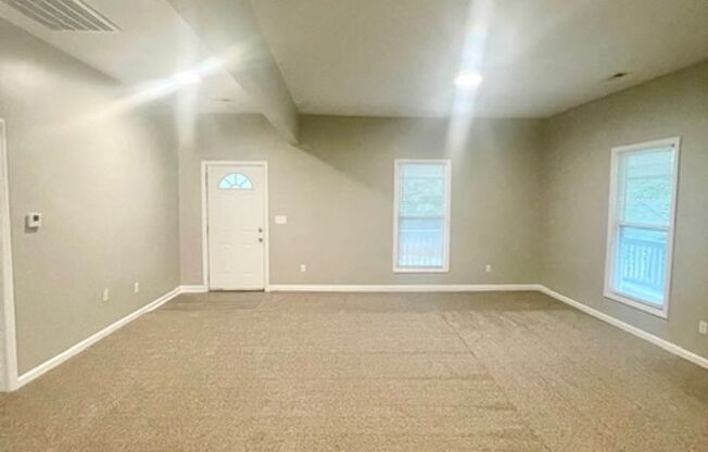 Must view this Adorable 3 bedroom 1 bath home . Located in Thomas Hoskins