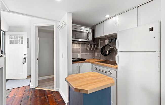1 Bath Furnished Studio in Woodlawn!