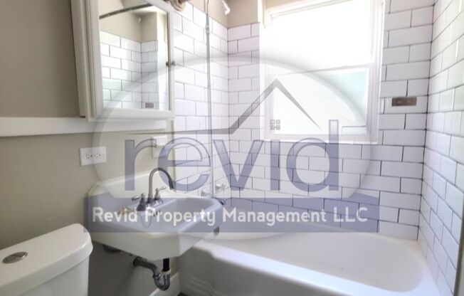 2 beds, 1 bath, 752 sqft, $995, Unit 1300-7