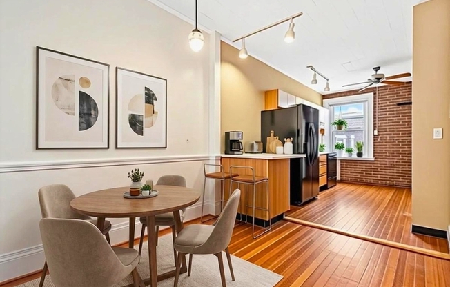 8 Euston St.