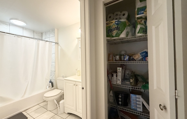 3 beds, 1 bath, 900 sqft, $4,125, Unit 302