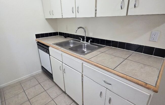 2 beds, 1 bath, 900 sqft, $1,045, Unit ELP2202-251