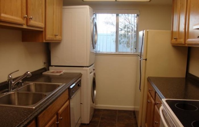 CHARMING AND AFFORDABLE 2 BED/1 BATH CONDO WITH SWIMMING POOL ACCESS