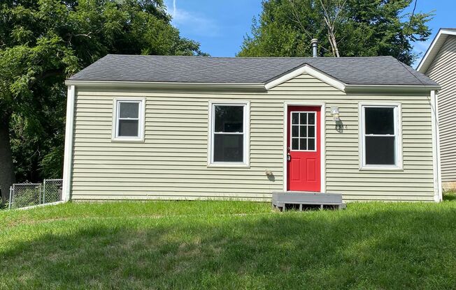 Cozy 1 Bedroom House With Fenced in Backyard