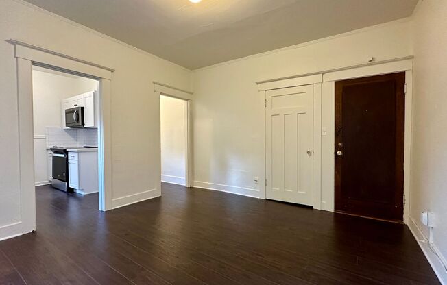 1 bed, 1 bath, 700 sqft, $1,895, Unit 204