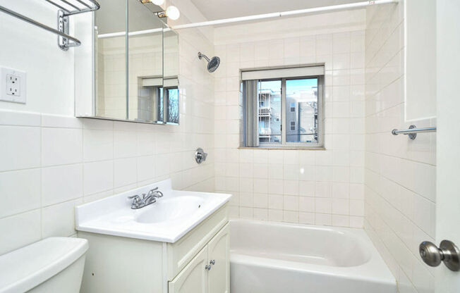 1 bed, 1 bath, 585 sqft, $2,200