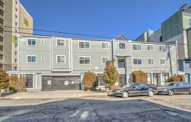3 beds, 1 bath, $2,295, Unit 305