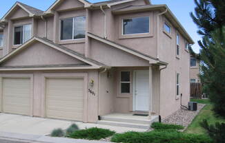 3 BED/2.5 BATH TOWNHOME IN UNIVERSITY VILLAGE WITH CENTRAL AC AND 1 CAR GARAGE!
