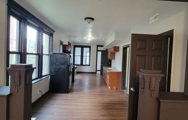 2 beds, 1 bath, $1,600, Unit 1F