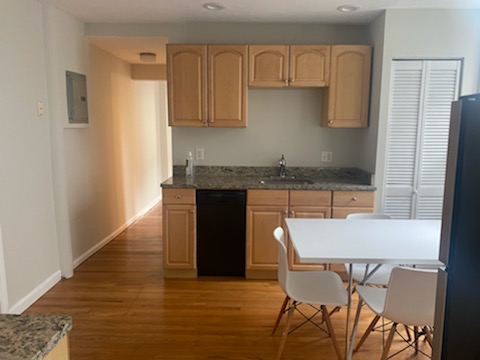 2 beds, 1 bath, $3,500, Unit 4