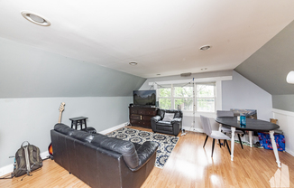 1332 W BARRY AVE