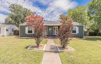 Charming 3BR/2BA Retreat: 2 Mi to the Forth Worth Stockyards