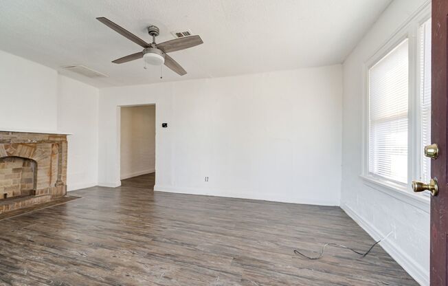 Move In Special for Adorable 2BD/1BTH Home Minutes away from Broadway Extension and Bricktown