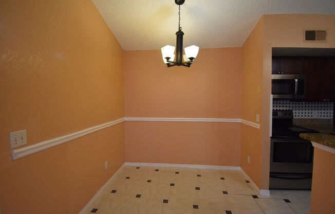 1/1 in near Mall at Mellinnia! AVAILABLE NOW!