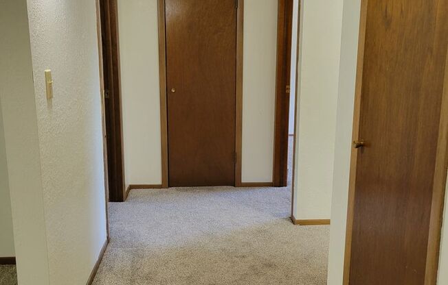 2 beds, 1 bath, $975, Unit Apt #4