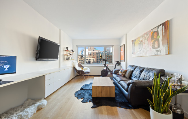 60 E 8 ST