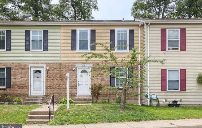 Conveniently located 3bd 1.5bth townhome!