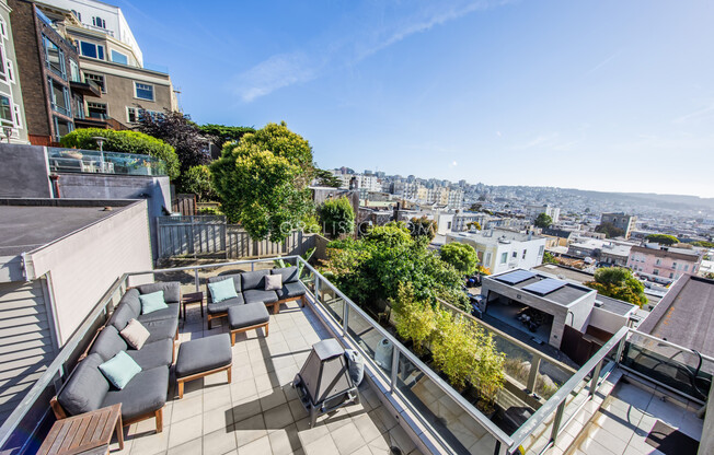 2735 LARKIN