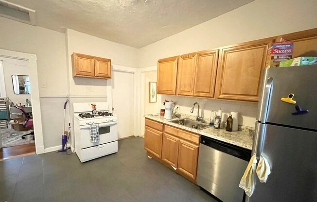 3 beds, 1 bath, $3,550, Unit 3